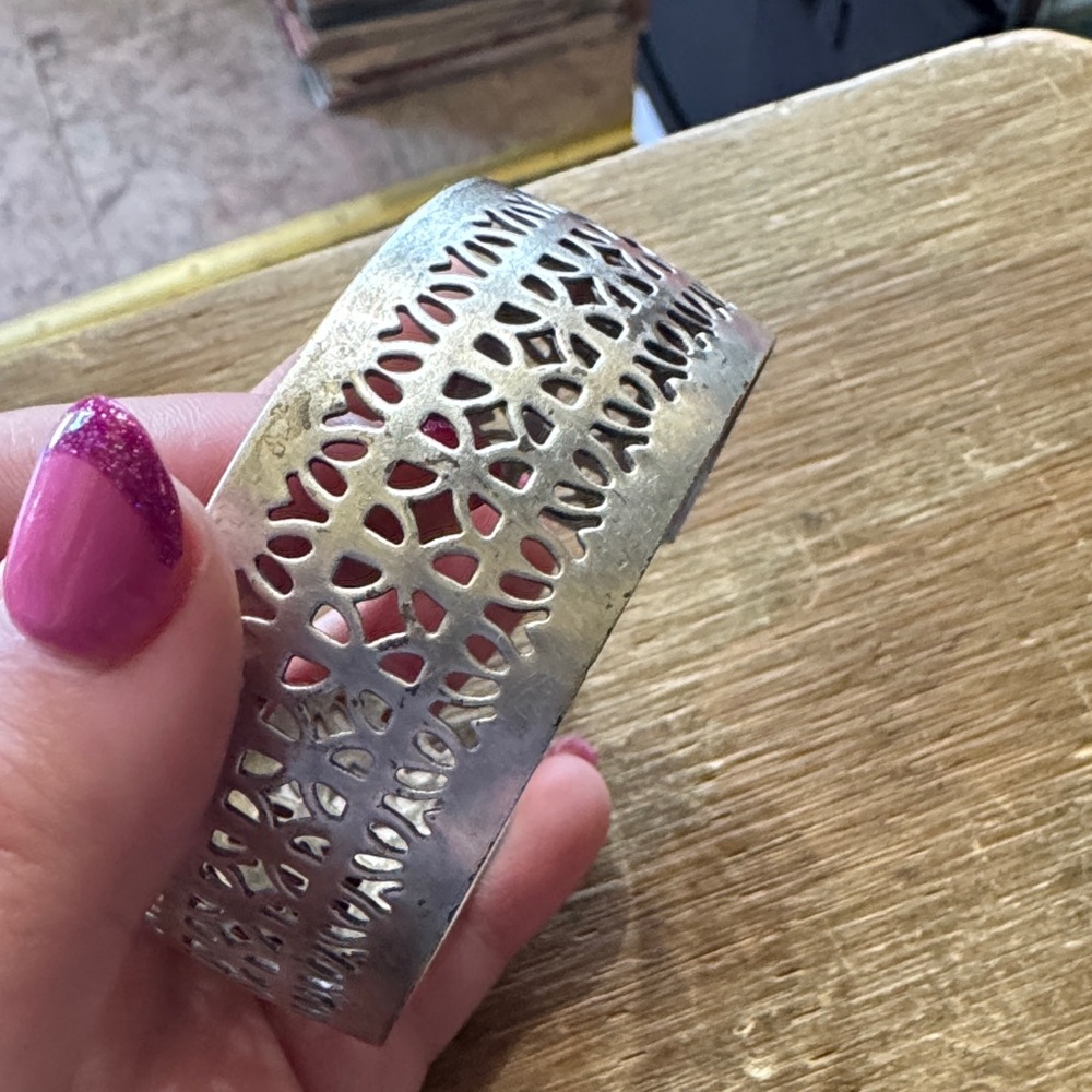 Consignment item..
Elegant Silver tone Cutout Bangle Bracelet